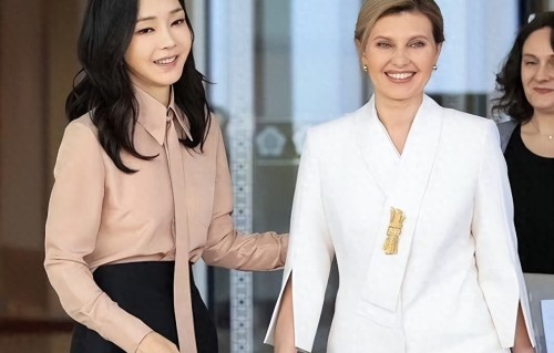 泽连斯基的妻子有多美？精致贵气才貌双全，两人恋爱八年育有两子 