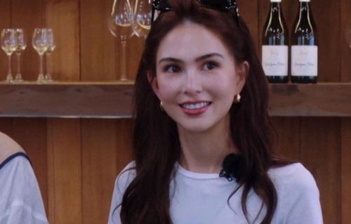 昆凌素颜扛住芒果台镜头，美得像个洋娃娃