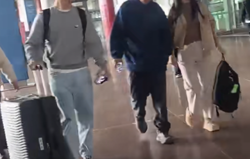 胡可一家现身机场，鱼儿瘦了有10斤开始变帅，安吉越来越有爱豆范