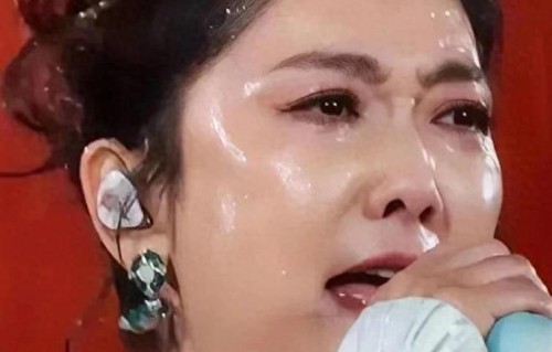 玲花暴雨中睁不开眼，全网都在问：这头发到底用的什么定型？