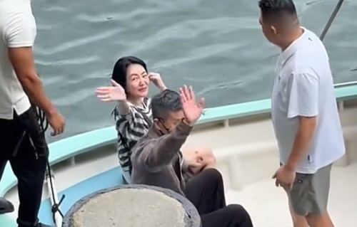 小S现身香港被偶遇，陪女儿看演唱会，老公许雅钧满头白发受瞩目