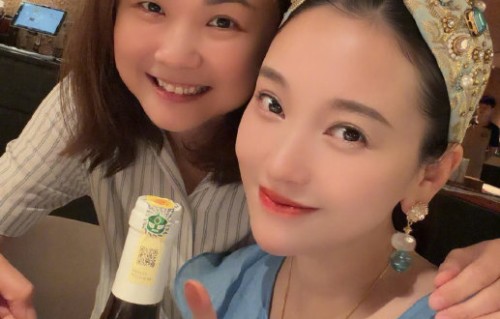 金莎聚餐晒“双倍快乐”：00后老公+05年美酒，舆论从质疑变羡慕