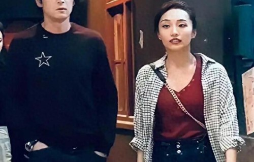 胡歌夫妇乘飞机被偶遇，网友举手机记录！黄曦宁挡老公前制止拍摄！