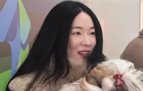 霍思燕不演戏了，她牵着狗上了国际领奖台，这事真不是玩票