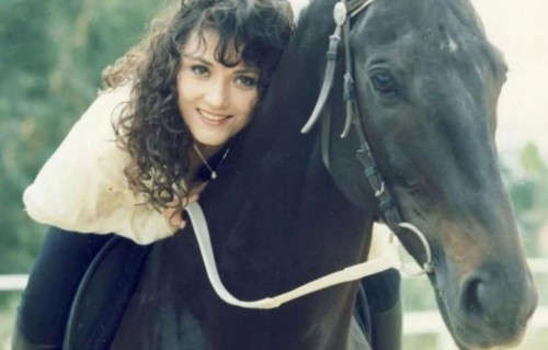 一路走好！香港资深艺人突传离世，前夫是TVB老戏骨，黄霑鼓励入行