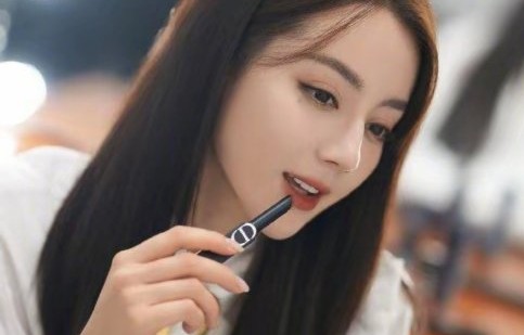 迪丽热巴获奖视频曝光：90花首位视后如何炼成