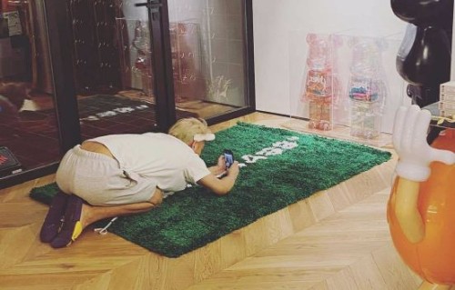 黄子韬跪地给玩具拍照为何能成经典？