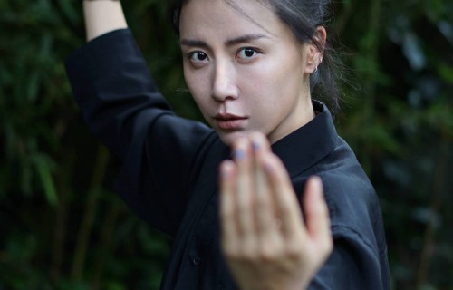 演员尼玛央宗古风造型尽显东方武侠美学|盘发|古风写真|衬衫|写真|侠女