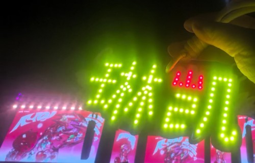 小鬼王琳凯在郴州AYO音乐节上与粉丝有哪些互动细节？|线下活动|舞台|合唱|吉他|路人