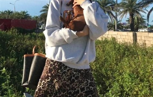 孙千分享度假美拍，穿豹纹半裙抱着宠物狗狗，笑得好开心好治愈