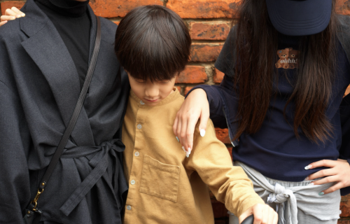 黄磊长女晒三姐弟合影！20岁黄多多气质清冷，妹妹与弟弟神似黄磊