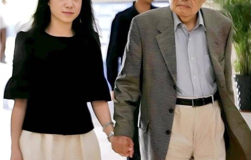 杨振宁去世9个月，央媒发文曝翁帆新身份，定居英国早已真相大白