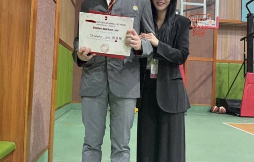 吕丽君罕晒母子合照，16岁刘子峰身高已超过妈妈，长得不像刘銮雄