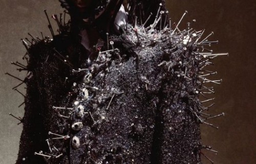 围绕新歌《FLY》的视觉美学和EP概念是如何设计的？