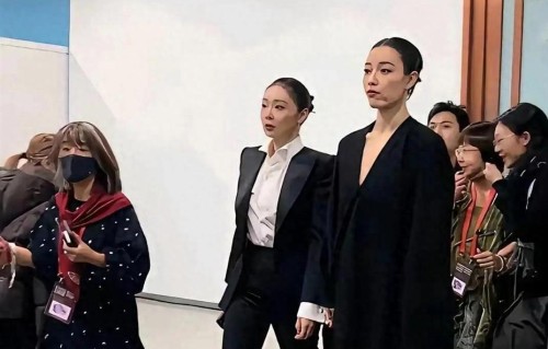 倪妮和高叶同框 确实有点做作了 倪妮身高1.7米 高叶身高1.68米