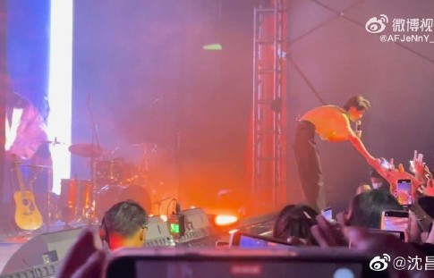 R1SE解散后，成员们是通过哪些形式保持联系和互动的？