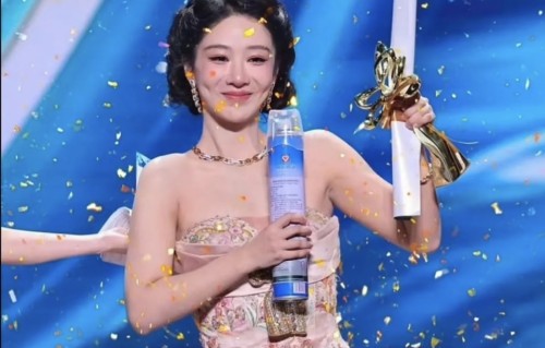 白玉兰现场：杨紫夺视后落泪，杨幂绿裙子醒目，关晓彤终于穿对了