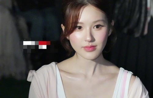 赵露思亮相上海时装周，身穿粉色运动套装，妆容粉透，如水蜜桃