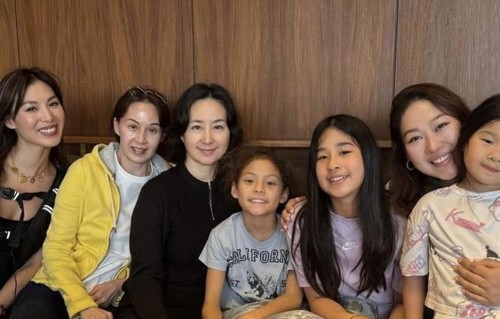 63岁何超琼过母亲节，与干女儿合照瘦了不少，抱着干外孙面容慈祥