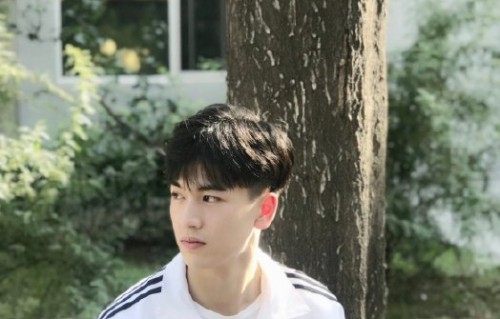 张凌赫在综艺《开始推理吧》中展现了怎样的性格魅力？