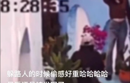 路人认出迪丽热巴后她是怎么反应的？