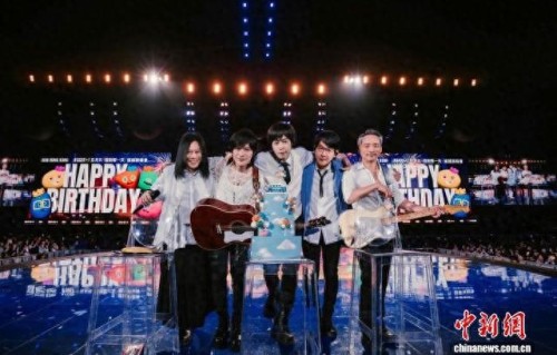 庆祝成团27周年 五月天演唱会香港站精彩纷呈|回到那一天|钟欣|乐队|歌迷|粉丝
