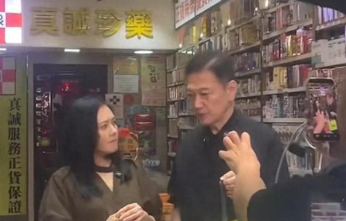 李丽珍被偶遇近况曝光，上半身干瘪严重，嘴角下垂太显老态