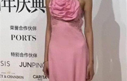她估计是整个香港娱乐圈最漂亮的星二代了吧，颜值远超爸妈