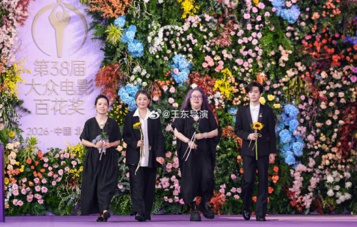 网友为何称易烊千玺为走路粉？他红毯状态如何？