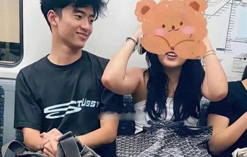 悉尼地铁偶遇谢振轩！18岁Lucas与女生同行侧脸复刻了谢霆锋