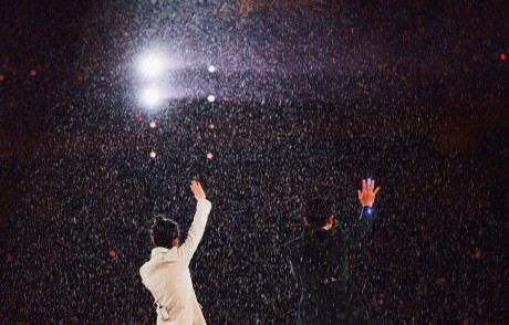 凤凰传奇演唱会的观众是如何在暴雨中坚持合唱的？