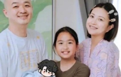 包贝尔和红发女子在酒店房间内做了什么？