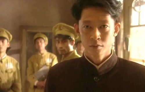 《抓特务》票房失利却让老剧《无悔追踪》翻红！王志文版冯静波，胡歌难超越