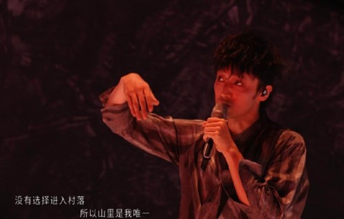 《野人》舞台的舞美和编曲对王传君的高分有多大加成？