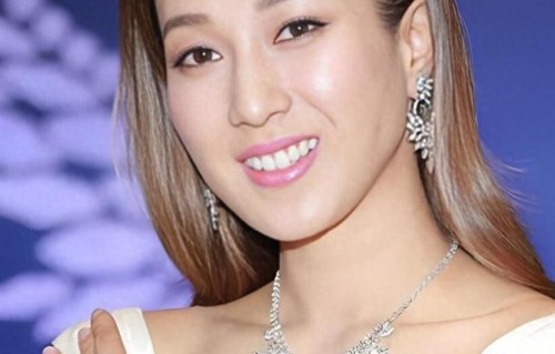 好彩妹钟嘉欣全面回归！三娃妈登台，一代人青春回来了