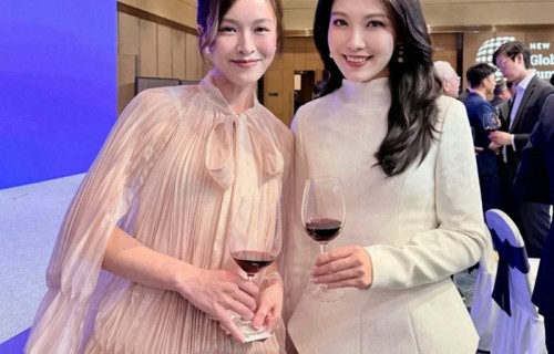 文咏珊陪丈夫出席晚宴，同框伏明霞全家，合照低调站边上不抢风头|梁锦松|结婚|新风|吴启楠