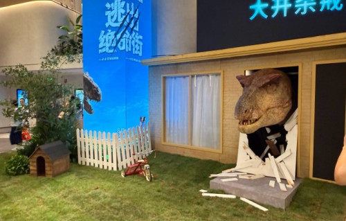 安妮海瑟薇新片《逃出绝命街》讲述什么故事？