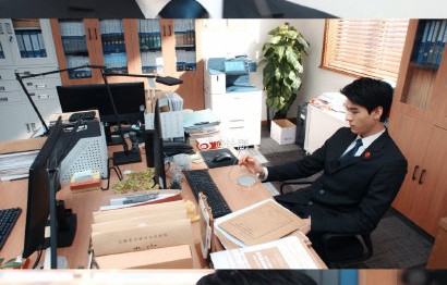 剧中的两位主演龚俊和任敏，在表演方式上如何体现法官与律师的独特反差？