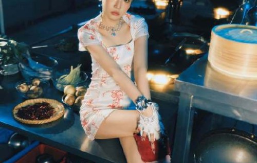 小沈阳女儿沈佳润出道专辑《Never Afraid》实体专辑的曲目《Freeze!》的歌词是什么？