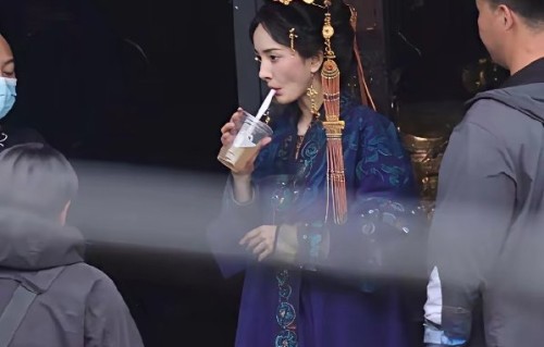杨幂为什么特别喜欢在夏天拍戏时吃莲蓬？