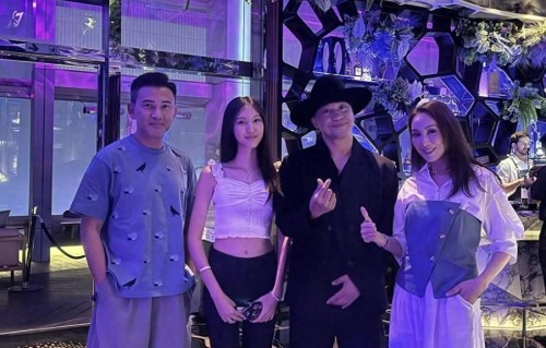 郭可盈女儿毕业全家外出庆祝，16岁林天若穿露脐装，身高超过母亲