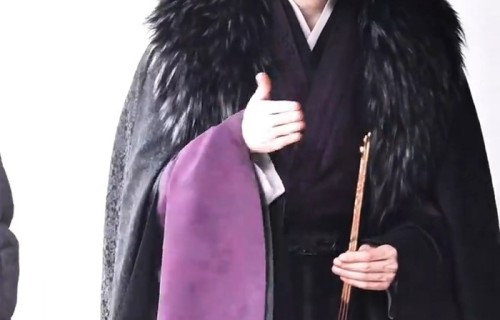 檀健次紫衣谢却山上香祈福
