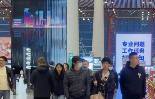郑钧机场送儿子上学，15岁Jagger长得和爸爸一样高，帅气十足！