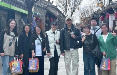 董璇陪张维伊返乡为公婆祭扫，气色又白又美又显嫩，47看着像37