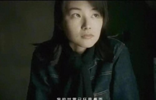 陈怡蓉晒娃，7岁女儿长睫毛戴眼镜很可爱，与爸妈关系都很亲昵