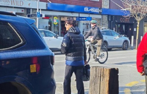 粉丝如何看待王一博新西兰私人行程被曝光？