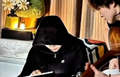 全红婵演唱歌曲，王俊凯弹吉他伴奏，好温馨的画面|我记得|话剧|民谣|玩具枪|松下