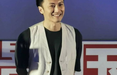 谢霆锋晒大儿子近照，18岁谢振轩给父亲设计演出服，疑带儿子出道