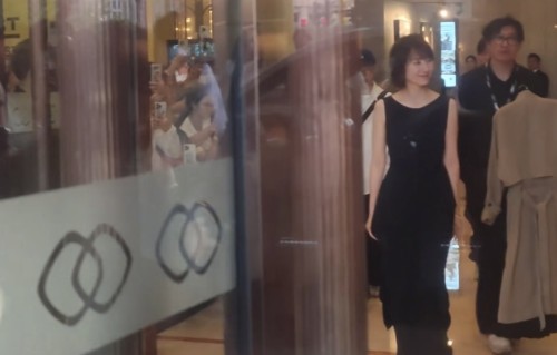 48岁袁泉出席青年电影展,穿黑色套装踩10cm高跟鞋,身材挺拔气质好