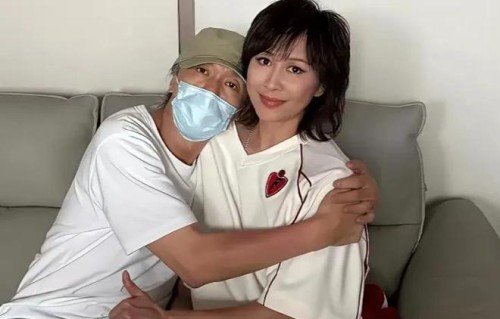 周星驰抱着刘嘉玲，既自然又纯洁，看起来就像姐弟俩。